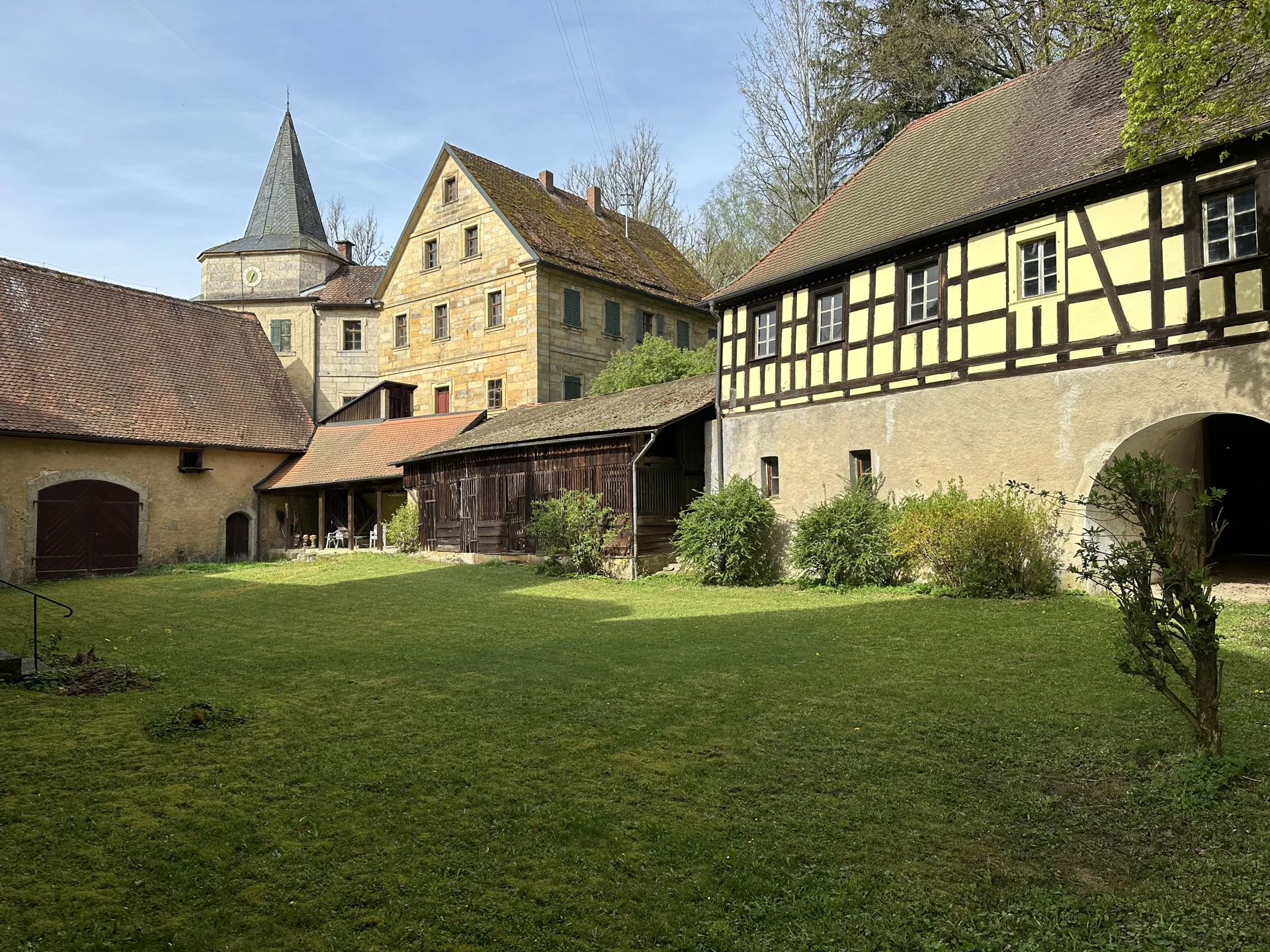 Der begrünte Schlosshof mit historischem Fachwerkgang