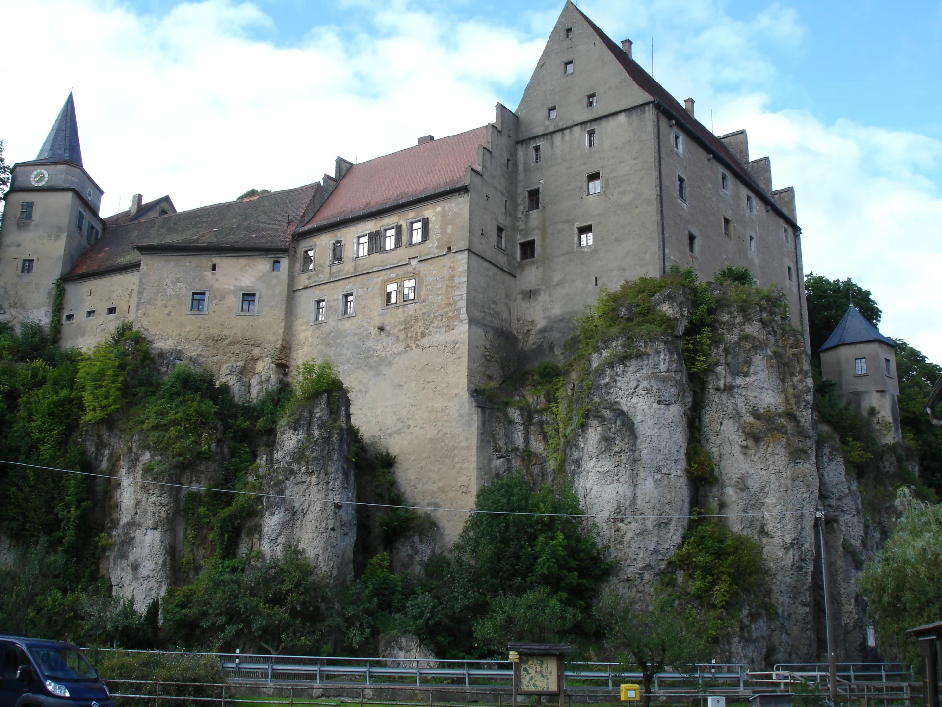 Die Schlossmauern wachsen über dem hellen Fels empor