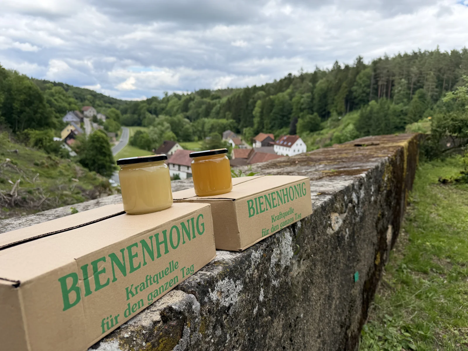 Zwei Gläser Schlosshonig auf der Schlossmauer mit Blick ins Wiesenttal