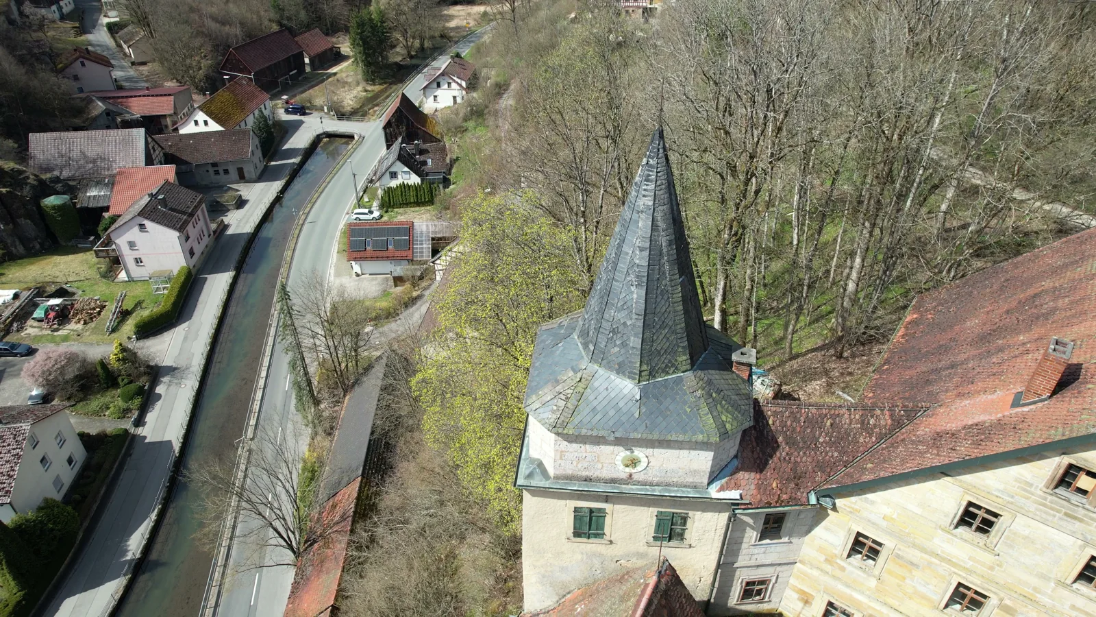 Erhöhte Ansicht des Uhrturms mit anschließendem Gebäudeflügel