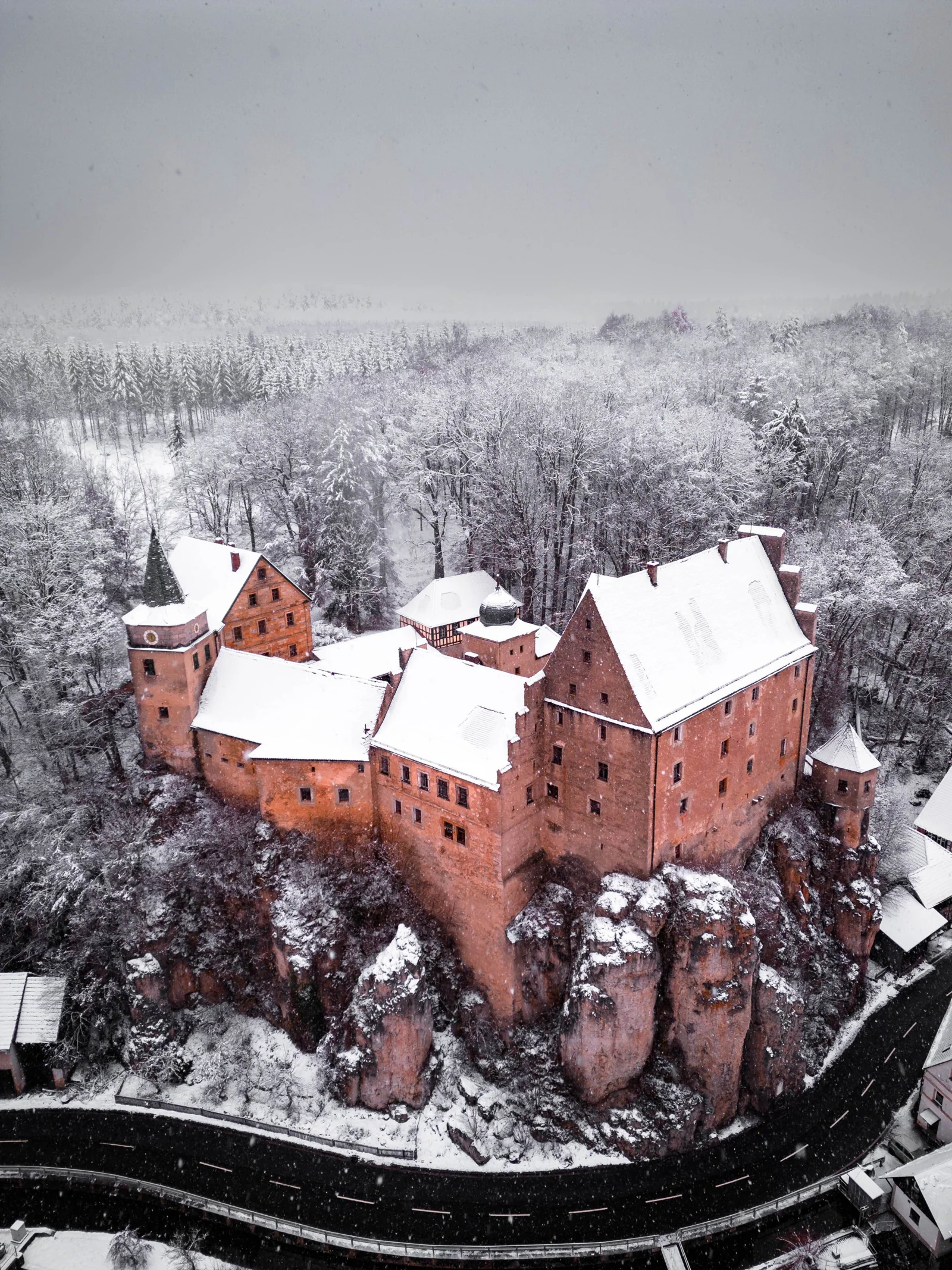 Winterliches Luftbild von Schloss Wiesentfels auf dem Felsen